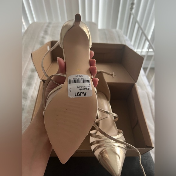 Brand new never worn gold pointed Le Château heels - Picture 6 of 7